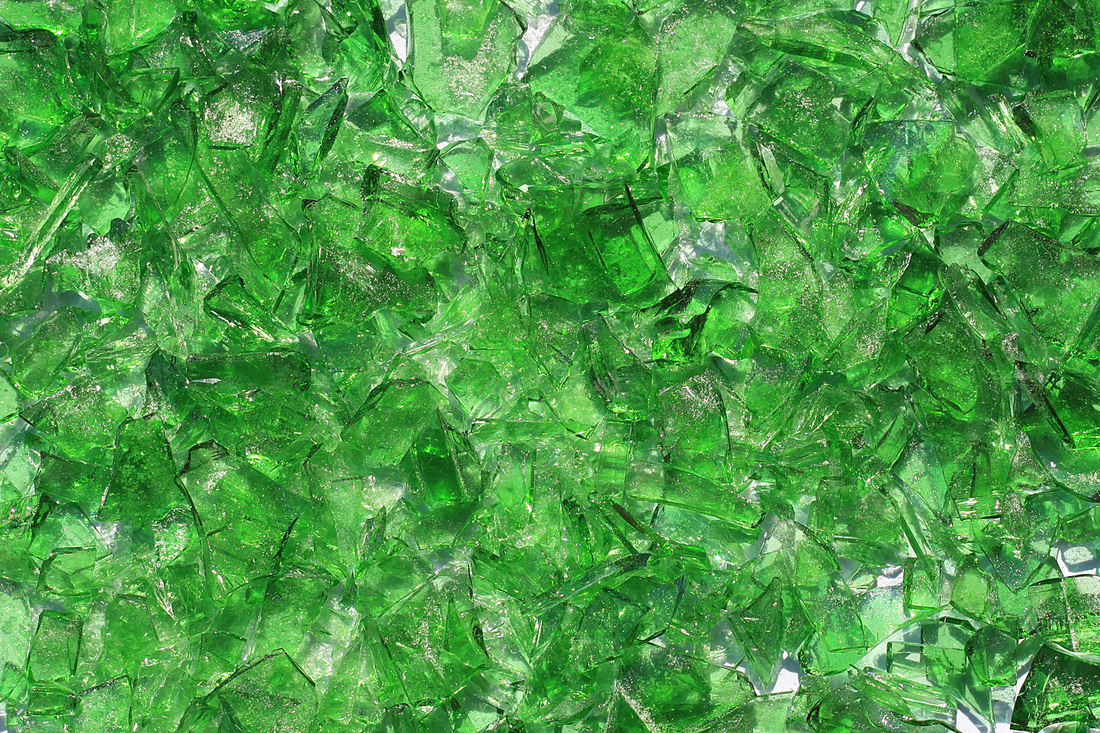 Зеленые стекла слова. Зеленое стекло. Стекло зеленого цвета. Стекло с зеленым оттенком. Зелёный цвет бутылочного стекла.
